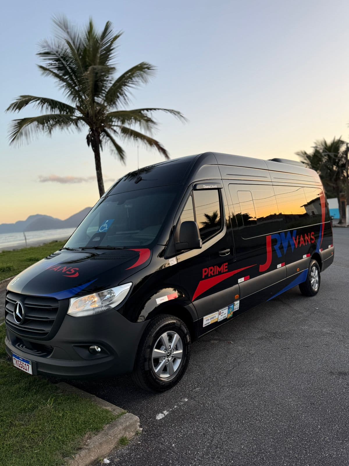 Sprinter executiva da JRW Transportes na orla