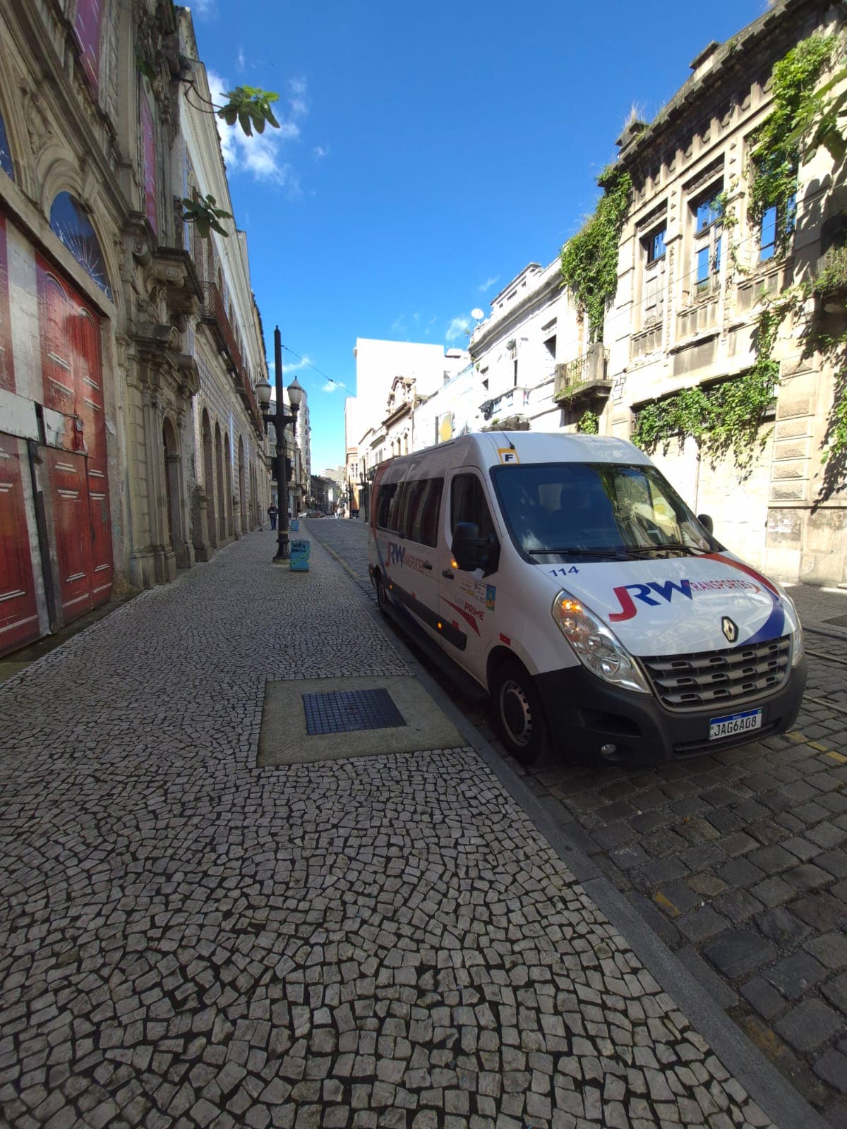 Van da JRW Transportes no centro histórico de Santos
