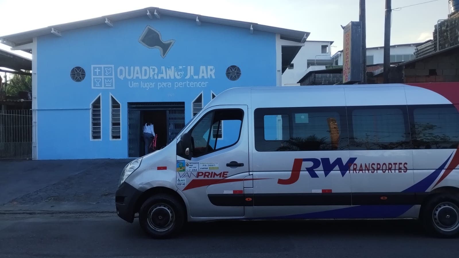 Van executiva da JRW Transportes para romarias e excursões